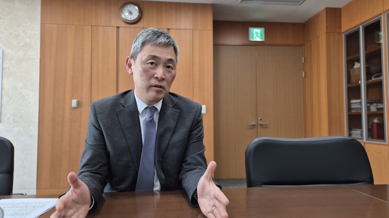 김정회 한국반도체산업협회 부회장이 지난 5월 12일 경기 성남 한국반도체산업협회 본사에서 기념 촬영을 하고 있다. 사진=조은효 기자