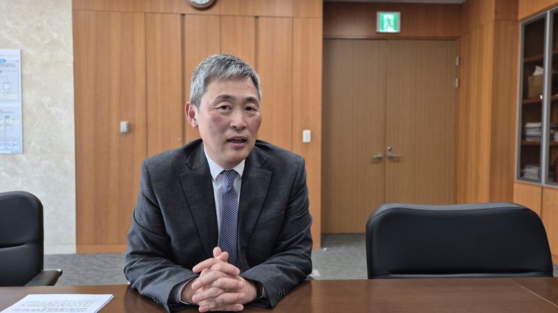 김정회 한국반도체산업협회 부회장이 지난 5월 12일 경기 성남 한국반도체산업협회 본사에서 기념 촬영을 하고 있다. 사진=조은효 기자