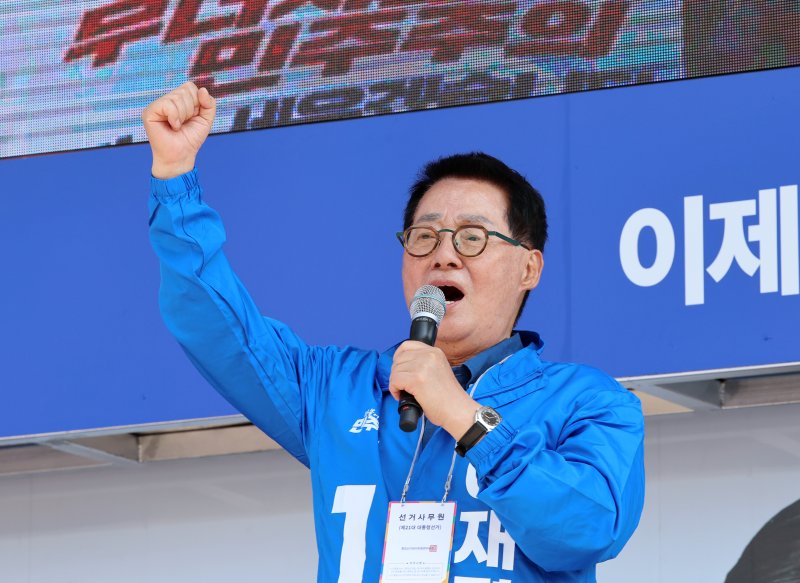 더불어민주당 온라인바카라 중앙 공동선거대책위원장이 12일 오후 광주 동구 5·18민주광장에서 열린 광주시선대위 출정식에서 온라인바카라 후보 지지 발언하고 있다. 2025.5.12 /연합뉴스