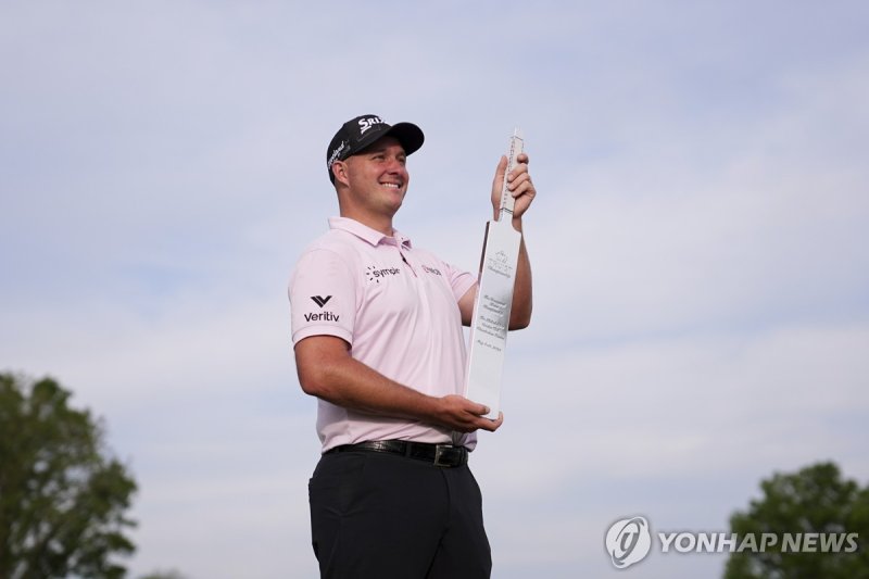 우승 트로피 든 제프 슈트라카 (출처=연합뉴스)