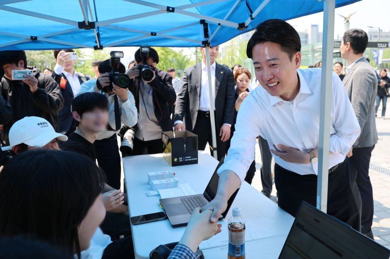 [서울=뉴시스] 권창회 기자 = 제21대 대통령선거 공식 선거운동 첫날인 12일 이준석 개혁신당 대선 후보가 서울 서대문구 연세대학교에서 학생들과 인사하고 있다. 2025.05.12. kch0523@newsis.com
