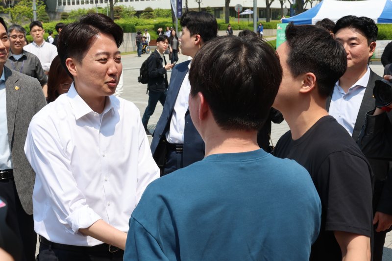 [서울=뉴시스] 권창회 기자 = 제21대 대통령선거 공식 선거운동 첫날인 12일 이준석 개혁신당 대선 후보가 서울 서대문구 연세대학교에서 학생들과 인사하고 있다. 2025.05.12. kch0523@newsis.com