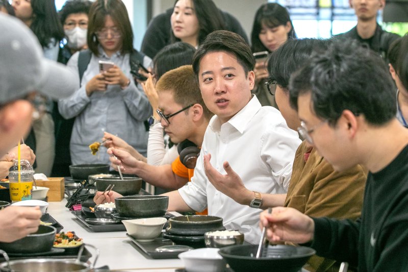 [서울=뉴시스] 권창회 기자 = 제21대 대통령선거 공식 선거운동 첫날인 12일 이준석 개혁신당 대선 후보가 서울 서대문구 연세대학교를 찾아 학식을 먹으며 학생들과 대화하고 있다. (공동취재) 2025.05.12. photo@newsis.com