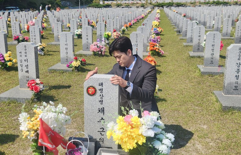 (서울=뉴스1) = 국민의힘 비상대책위원장에 내정된 김용태 의원이 12일 대전 유성구 국립대전현충원을 찾아 채 상병 묘역을 참배하고 있다. (국민의힘 제공. 재판매 및 DB 금지) 2025.5.12/뉴스1 /사진=뉴스1화상