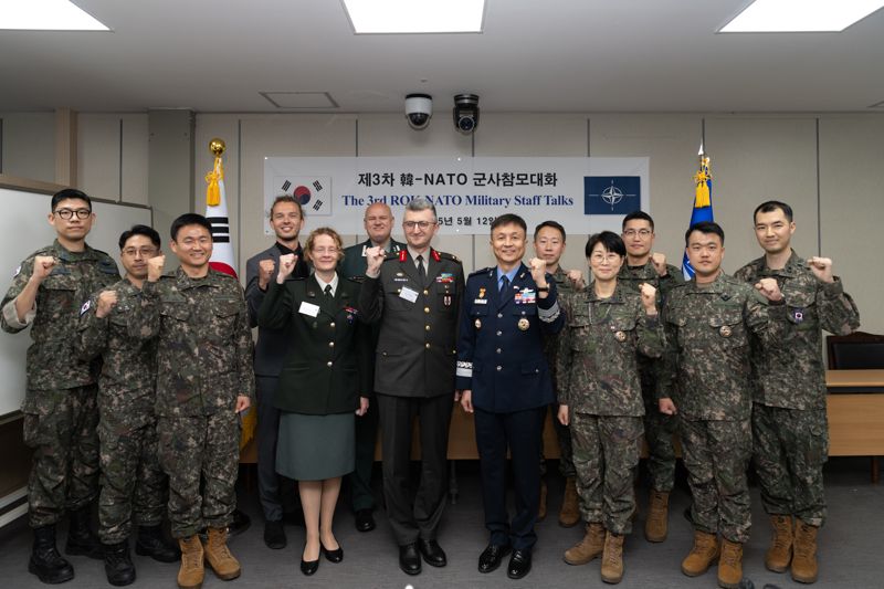 12일 합동참모본부에서 개최된 제3차 한-NATO 군사참모대화 참석자들이 단체사진을 촬영하고 있다. 합참 제공