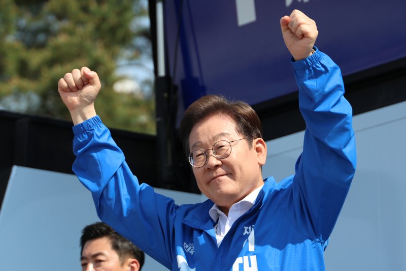 이재명 더불어민주당 대선후보가 제21대 대통령선거 공식 선거운동이 시작된 12일 경기 화성시 동탄 센트럴파크 음악분수중앙광장에서 열린 집중유세에서 두 손을 들어 시민들에게 인사하고 있다. 사진=뉴시스