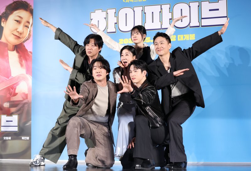 배우 안재홍, 김희원, 라미란, 오정세, 이재인, 박진영이 12일 오전 서울 광진구 롯데시네마 건대입구점에서 열린 영화 '하이파이브' 제작보고회에 참석해 포즈를 취하고 있다. '하이파이브'는 장기이식으로 우연히 각기 다른 초능력을 얻게 된 다섯 명이 그들의 능력을 탐하는 자들과 만나 벌어지는 이야기를 그린 코믹 액션 활극이다. 2025.5.12/뉴스1 ⓒ News1 권현진 기자