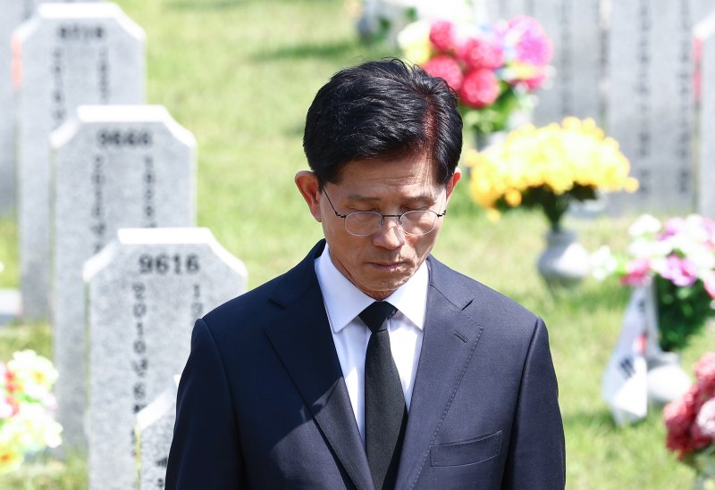 김문수 국민의힘 대통령 후보가 12일 대전 유성구 국립대전현충원에서 고 한주호 준위의 묘역을 찾아 참배하며 묵념하고 있다. 2025.5.12/뉴스1 ⓒ News1 김민지 기자