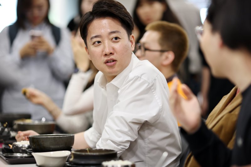 이준석 개혁신당 대통령 후보가 12일 오전 서울 서대문구 연세로 연세대학교에서 본격적인 선거 유세 활동에 나서며 학생들과 만나 점심 식사를 하고 있다. (공동취재) 2025.5.12/뉴스1 ⓒ News1 박정호 기자