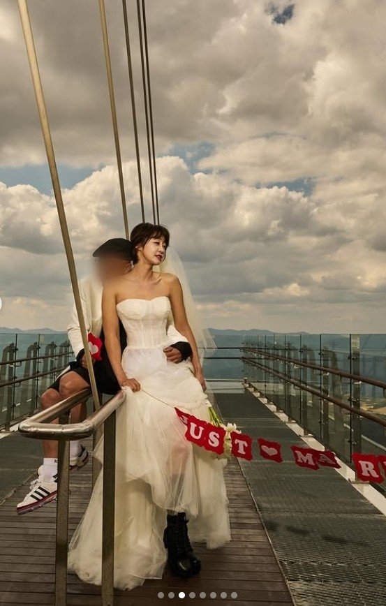 '불륜설 부인' 최여진, 7살 연상 돌싱♥과 웨딩화보 공개