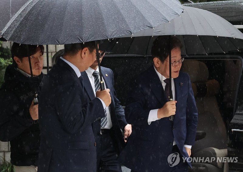경호 받으며 법정 향하는 이재명 후보 (출처=연합뉴스)