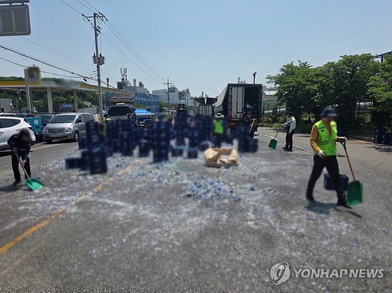 도로 쏟아진 맥주병 (출처=연합뉴스)