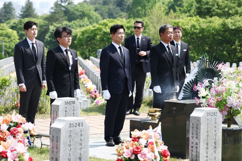 김문수 국민의힘 대통령 후보가 12일 대전 유성구 국립대전현충원에서 천안함 46용사 묘역묘역을 찾아 참배하고 있다. /사진=뉴스1화상