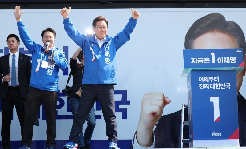 이재명 더불어민주당 대통령 후보가 제21대 대통령 선거 공식 선거운동 첫 날인 12일 오후 경기 화성시 동탄 센트럴파크 음악분수중앙광장에서 지지를 호소하고 있다. (공동취재) /사진=뉴스1