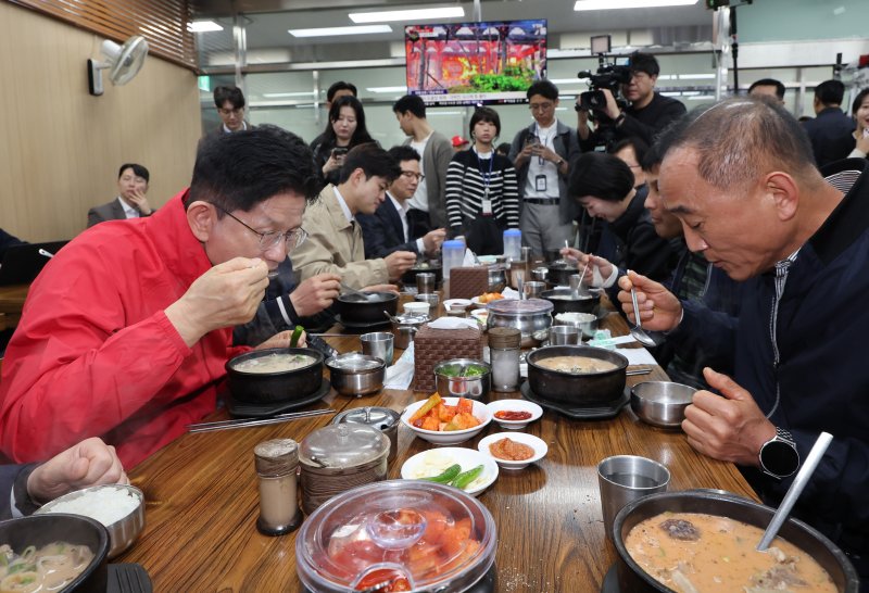 김문수 국민의힘 대선 후보(왼쪽 첫번째)가 공식 선거운동 첫날인 12일 서울 송파구 가락시장을 찾아 상인들과 순댓국밥을 먹고 있다. 연합뉴스
