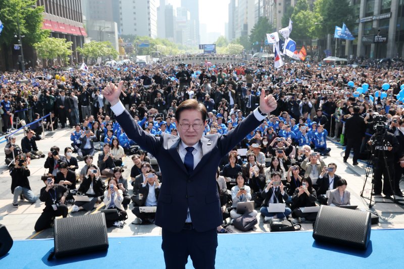 이재명 더불어민주당 대선후보가 공식 선거운동 첫날인 12일 '빛의 혁명'이란 슬로건으로 서울 청계광장에서 열린 중앙선거대책위원회 출정식 및 첫 유세에서 양손을 들고 자신을 상징하는 '기호 1번'을 의미하는 엄지를 들고 있다. 이 후보는 유세에서 "이번 대선은 민주당과 국민의힘의 대결이 아닌, 내란으로 나라를 송두리째 무너뜨리고 헌정질서·민생을 파괴한 거대 기득권과의 일전"이라며 한 표를 호소했다. 사진=서동일 기자