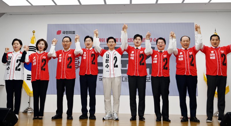 김문수 국민의힘 대선후보와 새로 지명된 김용태 비상대책위원장을 비롯한 공동선대위원장들이 12일 서울 여의도 중앙당사에서 열린 '중앙선대위 출범식'에서 기념촬영을 하고 있다. 왼쪽부터 주호영·권성동 공동선대위원장, 김 후보, 김 비대위원장, 안철수 공동선대위원장. 나머지 공동선대위원장에는 황우여·나경원·양향자 위원장 등이 포진해 있다. 사진=박범준 기자