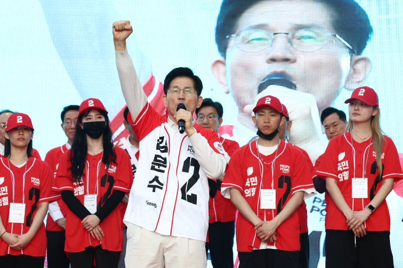 "나는 젊어" 팔소매 접은 이준석의 '흰셔츠' 속에도 뼈가 담겼다[21대 대선 리포트 ①]