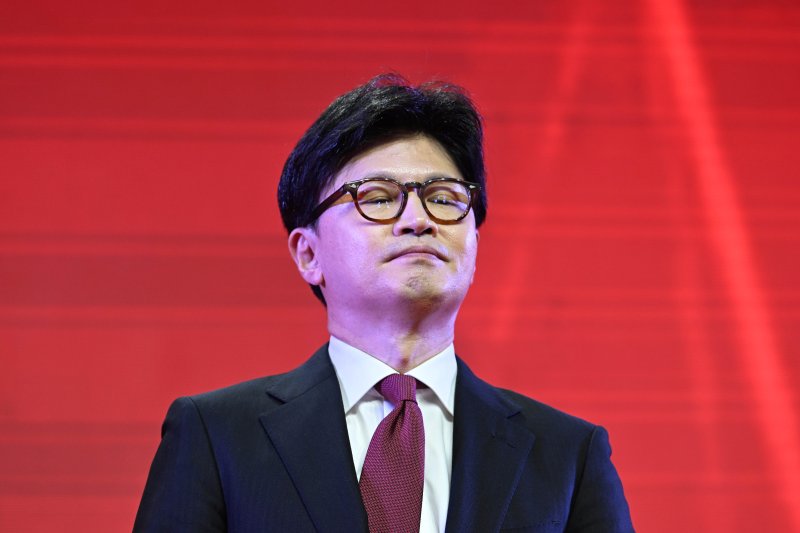 한동훈 "불법 계엄 방관 사과…尹 출당으로 절연해야"