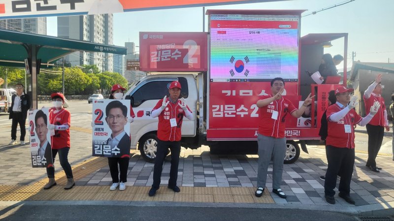 [세종=뉴시스] 송승화 기자 = 12일 세종시 조치원읍 신흥 사거리에서 열린 대통령 선거 운동 모습. 2025.05.12. ssong1007@newsis.com. *재판매 및 DB 금지