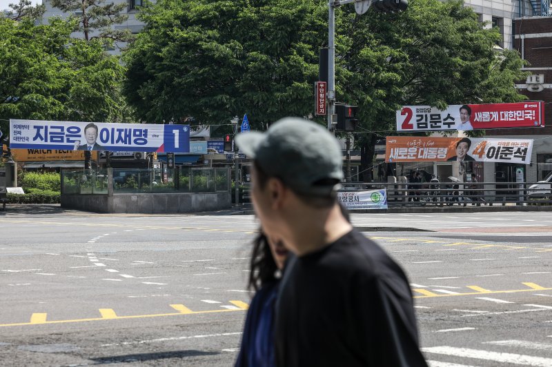 [서울=뉴시스] 정병혁 기자 = 제21대 대통령 선거 공식 선거운동이 시작된 12일 서울 용산구 대통령실 인근에 이재명 더불어민주당 대선후보와 김문수 국민의힘 대선후보, 이준석 개혁신당 대선후보의 현수막이 걸려있다. 2025.05.12. jhope@newsis.com
