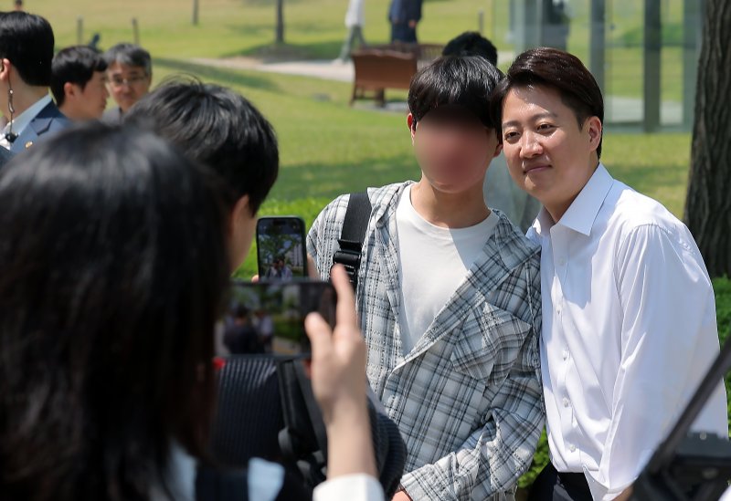 이준석 개혁신당 대통령 후보가 공식 선거운동이 시작된 12일 서울 서대문구 연세로 연세대학교를 찾아 학생과 기념사진을 찍고 있다. 2025.5.12/뉴스1 ⓒ News1 박정호 기자
