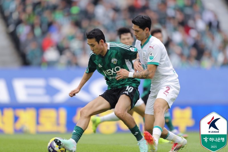 [서울=뉴시스] 프로축구 K리그1 전북 현대의 송민규, 대전하나시티즌의 박규현. (사진=한국프로축구연맹 제공) *재판매 및 DB 금지