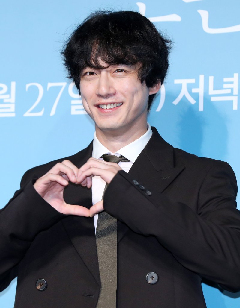 [서울=뉴시스] 김혜진 기자 = 배우 사카구치 켄타로가 12일 오전 서울 중구 웨스틴조선에서 열린 쿠팡플레이 시리즈 '사랑 후에 오는 것들'(감독 문현성) 제작발표회에서 포즈를 취하고 있다.'사랑 후에 오는 것들'은 운명 같던 사랑이 끝나고, 모든 것을 잊은 여자 홍(이세영)과 후회로 가득한 남자 준고(사타구치 켄타로)의 사랑 후 이야기를 그린 감성 멜로드라마다. 오는 27일 공개. 2024.09.12. jini@newsis.com