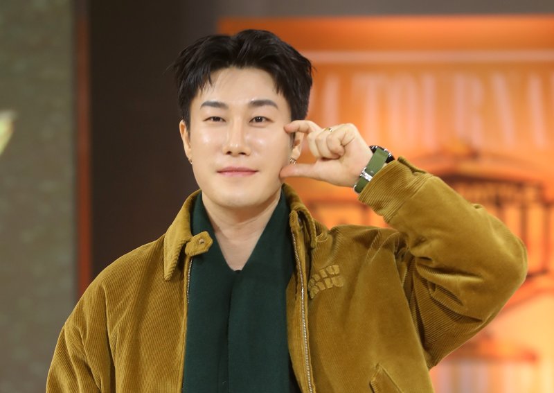 [서울=뉴시스] 김혜진 기자 = 래퍼 산이가 22일 오후 서울 중구 DDP 패션몰에서 열린 유튜브 힙합 서바이벌 콘텐츠 2024 토너먼트 벌스 랩 배틀 랩컵 녹화에 앞서 포즈를 취하고 있다. 2024.02.22. jini@newsis.com