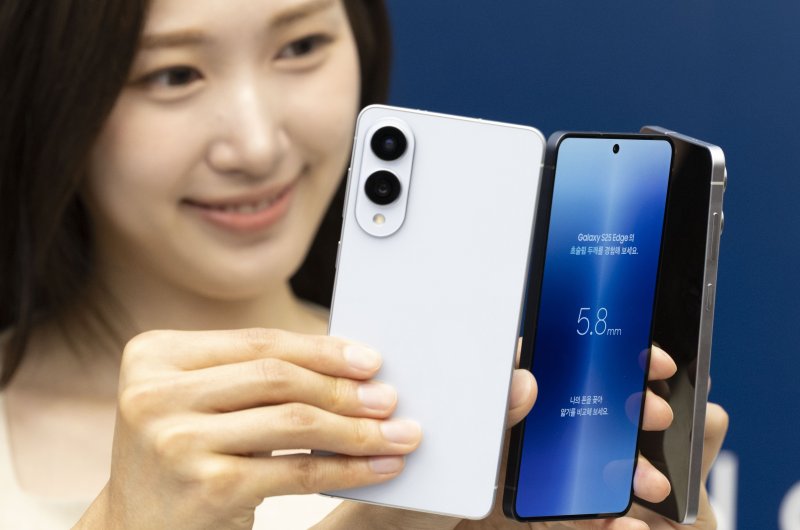 13일 오전 서울 삼성 강남에서 열린 갤럭시S25 엣지 미디어행사에서 제품이 공개되고 있다. 갤럭시 S25 엣지의 두께는 5.8㎜(기본모델 7.2㎜) 수준으로 역대 갤럭시 시리즈 중 가장 얇다 2025.5.13/뉴스1 ⓒ News1 장수영 기자