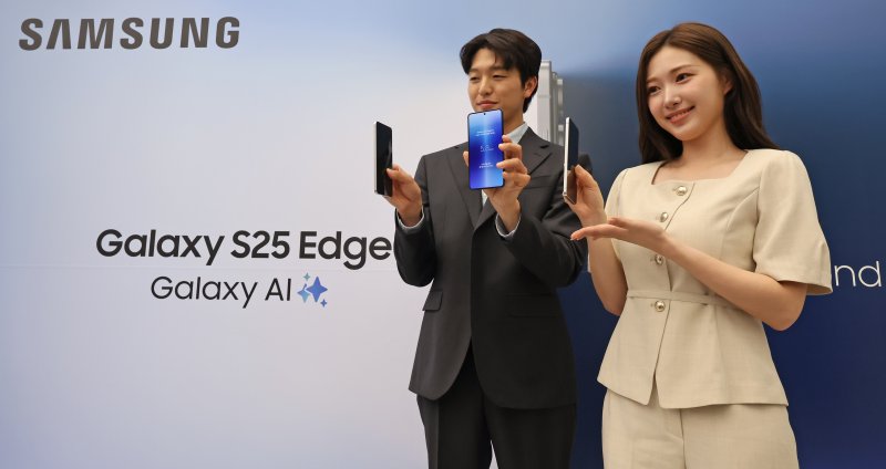 13일 오전 서울 삼성 강남에서 열린 갤럭시S25 엣지 미디어행사에서 제품이 공개되고 있다. 갤럭시 S25 엣지의 두께는 5.8㎜(기본모델 7.2㎜) 수준으로 역대 갤럭시 시리즈 중 가장 얇다 2025.5.13/뉴스1 ⓒ News1 장수영 기자