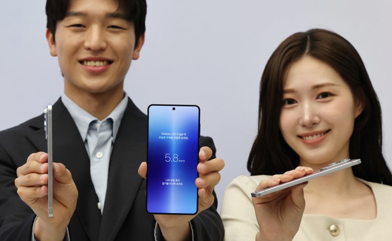 13일 오전 서울 삼성 강남에서 열린 갤럭시S25 엣지 미디어행사에서 제품이 공개되고 있다. 갤럭시 S25 엣지의 두께는 5.8㎜(기본모델 7.2㎜) 수준으로 역대 갤럭시 시리즈 중 가장 얇다 2025.5.13/뉴스1 ⓒ News1 장수영 기자