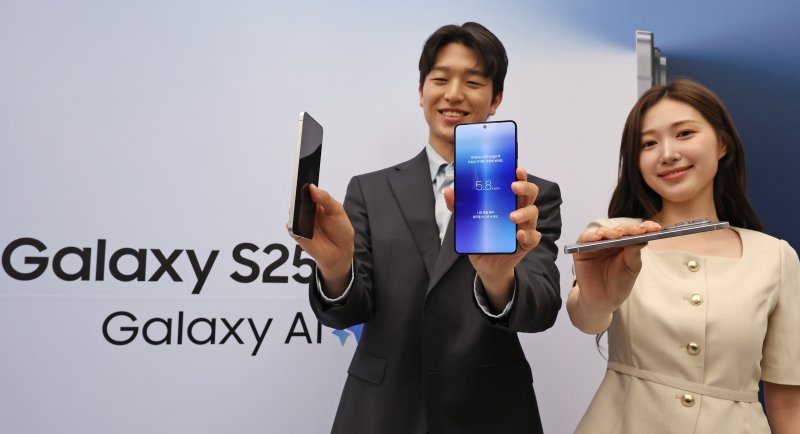 13일 오전 서울 삼성 강남에서 열린 갤럭시S25 엣지 미디어행사에서 제품이 공개되고 있다. 갤럭시 S25 엣지의 두께는 5.8㎜(기본모델 7.2㎜) 수준으로 역대 갤럭시 시리즈 중 가장 얇다 2025.5.13/뉴스1 ⓒ News1 장수영 기자