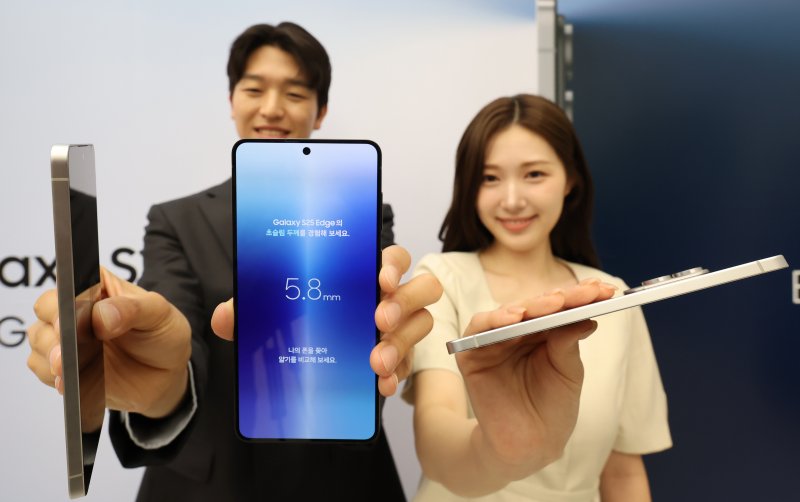 13일 오전 서울 삼성 강남에서 열린 갤럭시S25 엣지 미디어행사에서 제품이 공개되고 있다. 갤럭시 S25 엣지의 두께는 5.8㎜(기본모델 7.2㎜) 수준으로 역대 갤럭시 시리즈 중 가장 얇다 2025.5.13/뉴스1 ⓒ News1 장수영 기자
