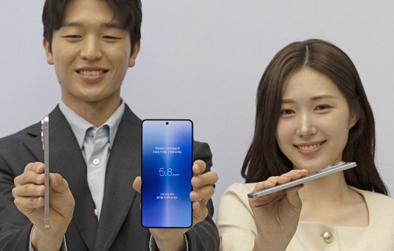 13일 오전 서울 삼성 강남에서 열린 갤럭시S25 엣지 미디어행사에서 제품이 공개되고 있다. 갤럭시 S25 엣지의 두께는 5.8㎜(기본모델 7.2㎜) 수준으로 역대 갤럭시 시리즈 중 가장 얇다 2025.5.13/뉴스1 ⓒ News1 장수영 기자