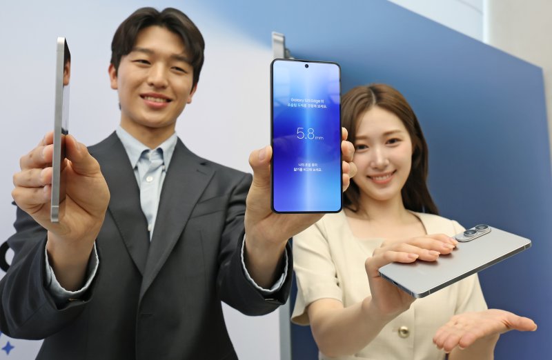 13일 오전 서울 삼성 강남에서 열린 갤럭시S25 엣지 미디어행사에서 제품이 공개되고 있다. 갤럭시 S25 엣지의 두께는 5.8㎜(기본모델 7.2㎜) 수준으로 역대 갤럭시 시리즈 중 가장 얇다 2025.5.13/뉴스1 ⓒ News1 장수영 기자