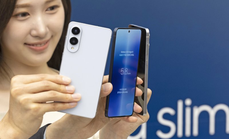 13일 오전 서울 삼성 강남에서 열린 갤럭시S25 엣지 미디어행사에서 제품이 공개되고 있다. 갤럭시 S25 엣지의 두께는 5.8㎜(기본모델 7.2㎜) 수준으로 역대 갤럭시 시리즈 중 가장 얇다 2025.5.13/뉴스1 ⓒ News1 장수영 기자