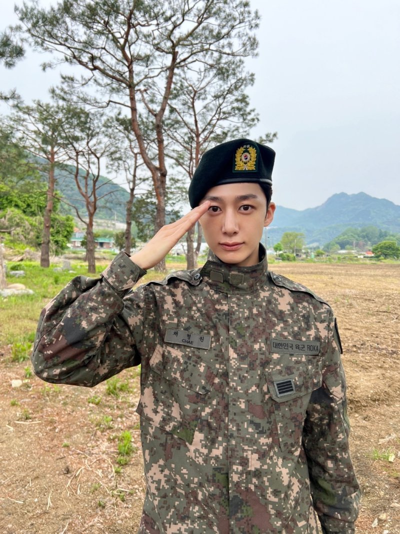 '전역' 몬엑 형원, 군복 입고 경례 팬 덕분에 건강하게 돌아와