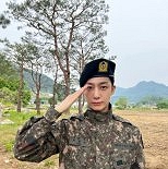 ′전역′ 몬엑 형원, 군복 입고 경례 ″팬 덕분에 건강하게 돌아와″