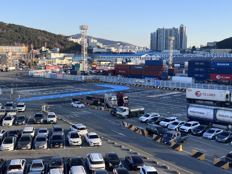 교통환경 개선 작업을 마친 신선대부두 입구 모습. 부산항만공사 제공