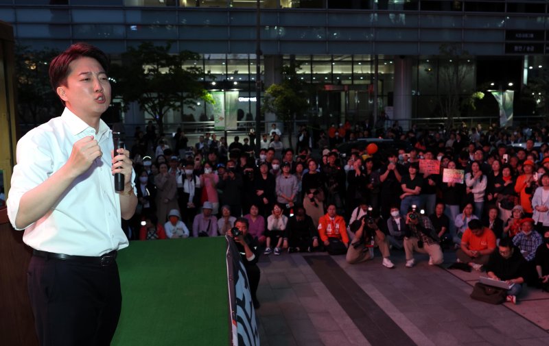 이준석 개혁신당 대통령 후보가 공식 선거운동이 시작된 12일 서울 중구 청계광장에서 가진 서울 첫 집중유세에서 지지를 호소하고 있다. (공동취재) 2025.5.12/뉴스1 ⓒ News1 박정호 기자