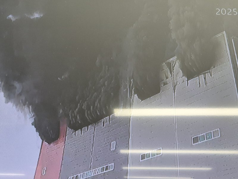 이천 물류창고서 큰 불 '대응 2단계' 발령…인명 고립 확인 중