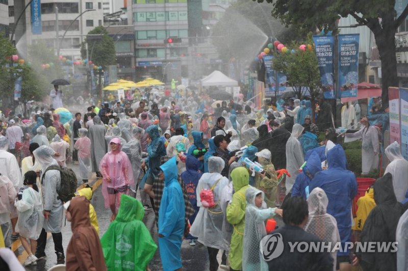 2023 춘천마임축제 아수라장 행사 (출처=연합뉴스)