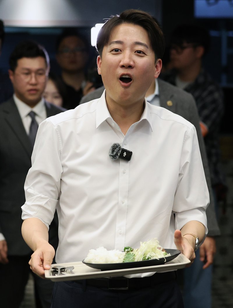 개혁신당 1xbet download 대선 1xbet download가 지난 13일 '학식먹자 이준석' 행사가 열린 대구 경북대학교에서 배식을 받아 자리로 향하고 있다. 공동취재