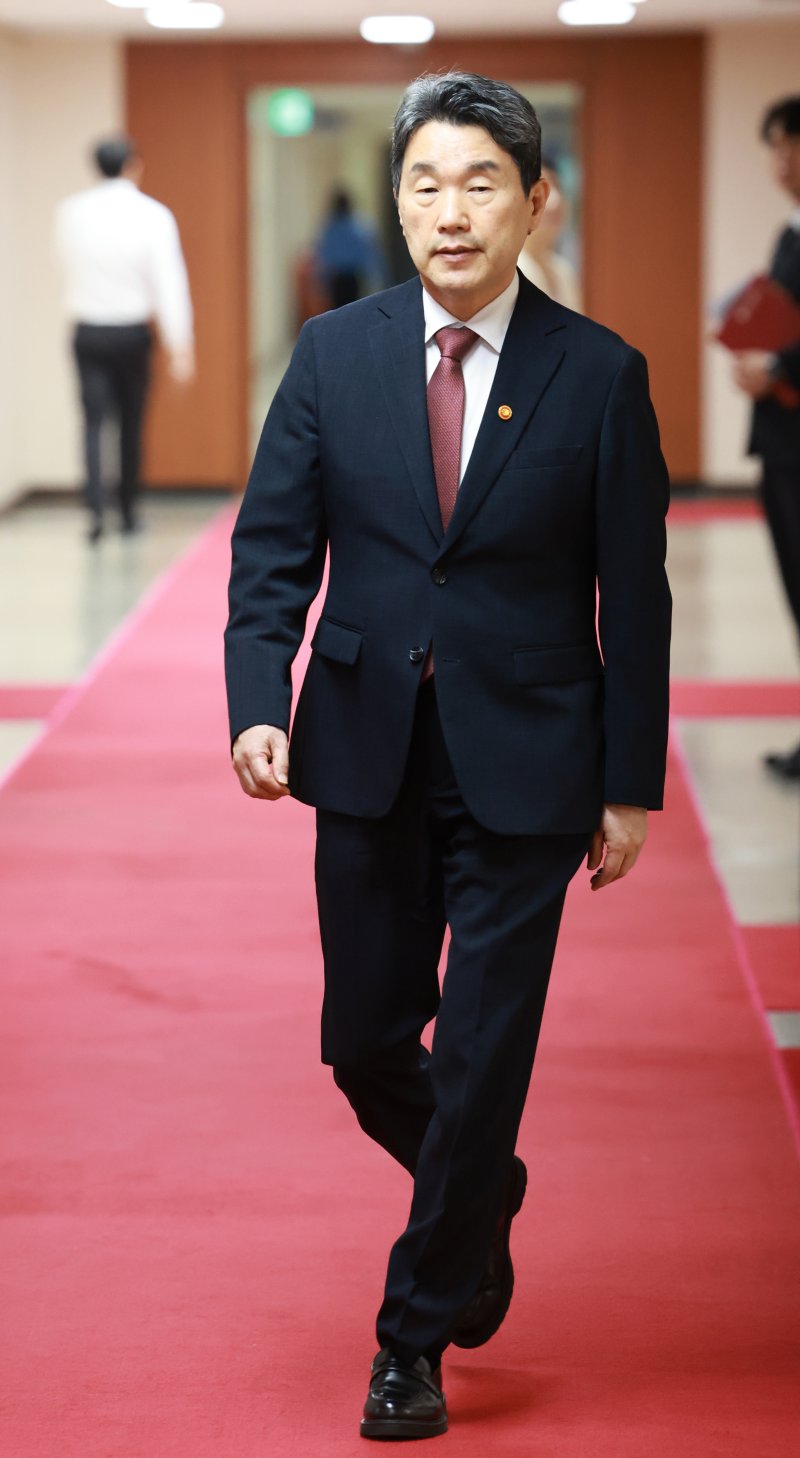 [서울=뉴시스] 고범준 기자 = 이주호 대통령 권한대행 부총리 겸 교육부 장관이 13일 서울 종로구 정부서울청사에서 열린 국무회의에 참석하고 있다. (대통령실통신사진기자단) 2025.05.13. bjko@newsis.com