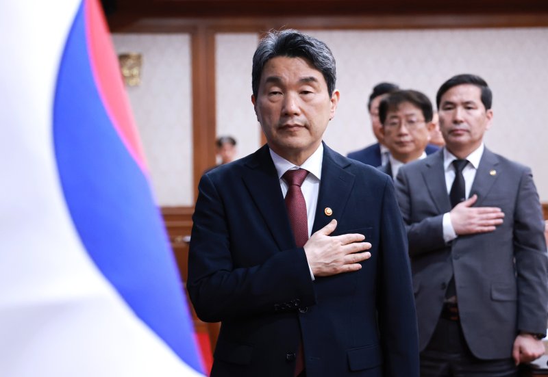 [서울=뉴시스] 고범준 기자 = 이주호 대통령 권한대행 부총리 겸 교육부 장관이 13일 서울 종로구 정부서울청사에서 열린 국무회의에서 국기에 경례를 하고 있다. (대통령실통신사진기자단) 2025.05.13. bjko@newsis.com