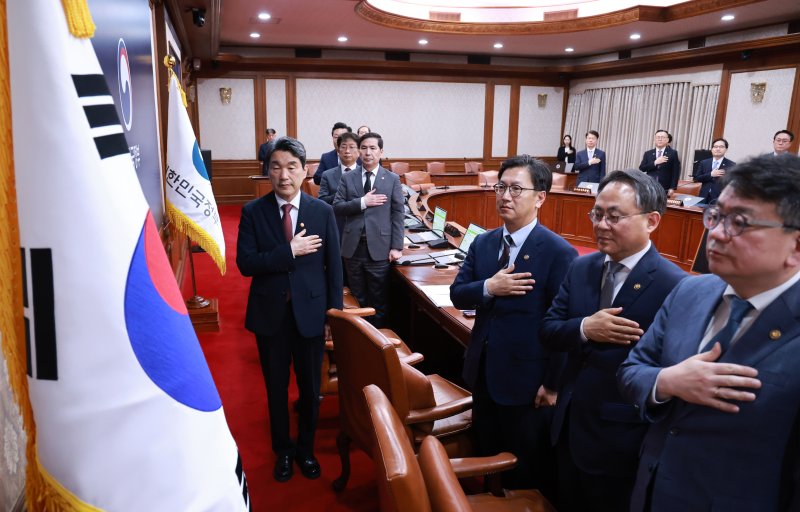 [서울=뉴시스] 고범준 기자 = 이주호 대통령 권한대행 부총리 겸 교육부 장관이 13일 서울 종로구 정부서울청사에서 열린 국무회의에서 국기에 경례를 하고 있다. (대통령실통신사진기자단) 2025.05.13. bjko@newsis.com