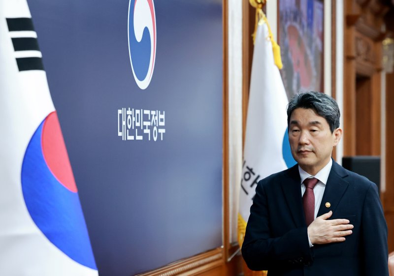 [서울=뉴시스] 고범준 기자 = 이주호 대통령 권한대행 부총리 겸 교육부 장관이 13일 서울 종로구 정부서울청사에서 열린 국무회의에서 국기에 경례를 하고 있다. (대통령실통신사진기자단) 2025.05.13. bjko@newsis.com