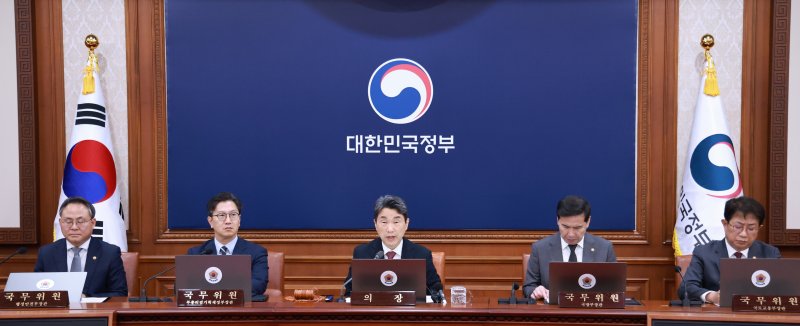 [서울=뉴시스] 고범준 기자 = 이주호 대통령 권한대행 부총리 겸 교육부 장관이 13일 서울 종로구 정부서울청사에서 열린 국무회의에서 발언하고 있다. (대통령실통신사진기자단) 2025.05.13. bjko@newsis.com