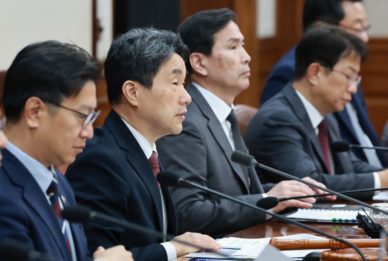 [서울=뉴시스] 고범준 기자 = 이주호 대통령 권한대행 부총리 겸 교육부 장관이 13일 서울 종로구 정부서울청사에서 열린 국무회의에서 발언하고 있다. (대통령실통신사진기자단) 2025.05.13. bjko@newsis.com